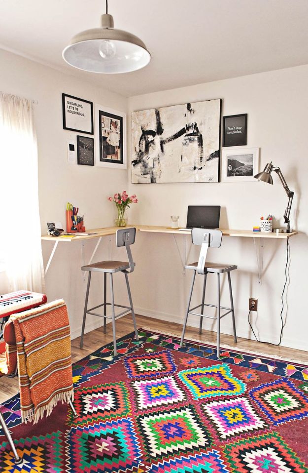 DIY Desks - Build A Standing Desk - Easy To Make Do It Yourself Desk Projects With Step by Step tutorials - Rustic Wood Pallet, Farmhouse Style Furniture, Modern Design and Upcycling Makeover Project Plans - Standing Computer Desks, Ideas for Small Spaces and Home Office - Cheap Desks With Built In Organization, With Storage, With Hutch and Filing Cabinets 