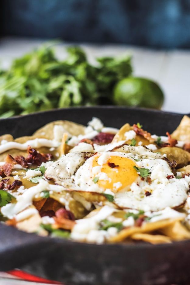 Bacon Recipes - Bacon Fried egg Chilaquiles Verdes - Best Ideas for A Bacon Recipe , Candied Bacon, Baked Bacon In The Oven, Dishes to Have Bacon for Dinner, Appetizers, Easy and Healthy Bacon Tips - Chicken and Asparagus Dishes, Snacks, Lunches and Even Desserts http://diyjoy.com/best-bacon-recipes