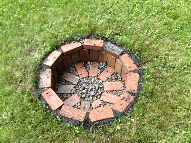 DIY Firepits - DIY Round Brick Firepit - Step by Step Tutorial for Raised Firepit , In Ground, Portable, Brick, Stone, Metal and Cinder Block Outdoor Fireplace #outdoors #diy
