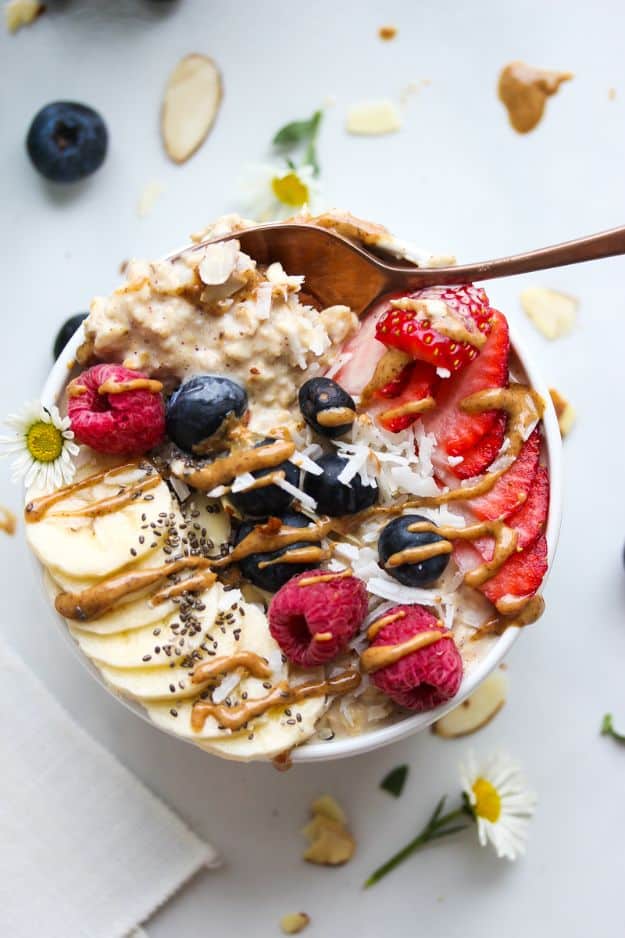 Overnight Oats Recipes - Vanilla Maple Almond Butter Overnight Oats - Easy Breakfast Recipe Idea - Healthy Fruit to Add Blueberry, Banana, Strawberry and Pineapple, Apple Cinnamon - Brunch Ideas and Kids Breakfasts #recipes #overnightoats