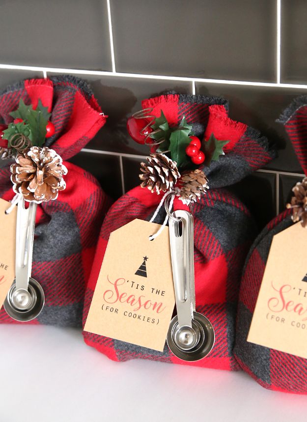 DIY Christmas Gifts - Cookie Mix Gift Sack - Easy Handmade Gift Ideas for Xmas Presents - Cheap Projects to Make for Holiday Gift Giving - Mom, Dad, Boyfriend, Girlfriend, Husband, Wife #diygifts #christmasgifts 
