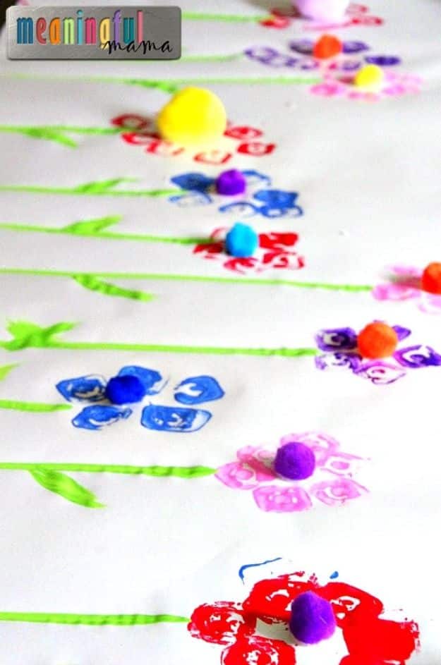 Easy Crafts for Kids - Egg Carton Flower Prints - Quick DIY Ideas for Children - Boys and Girls Love These Cool Craft Projects - Indoor and Outdoor Fun at Home - Cheap Playtime Activities #kidscrafts