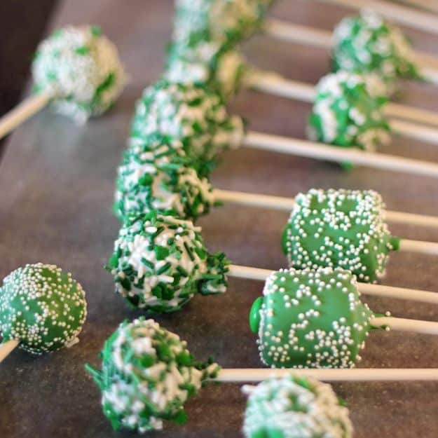 Cake Pop Recipes and Ideas - Green Velvet Cake Pops - Easy Recipe for Chocolate, Funfetti Birthday, Oreo, Red Velvet - Wedding and Christmas DIY #cake #recipes 