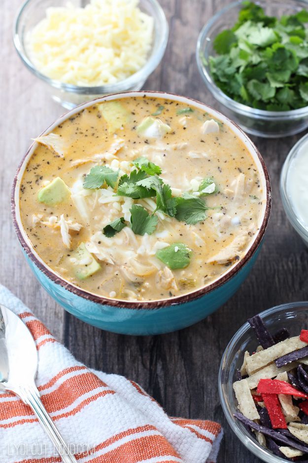 Chili Recipes - Queso White Chicken Chili - Easy Crockpot, Instant Pot and Stovetop Chili Ideas - Healthy Weight Watchers, Pioneer Woman - No Beans, Beef, Turkey, Chicken  #chili #recipes 