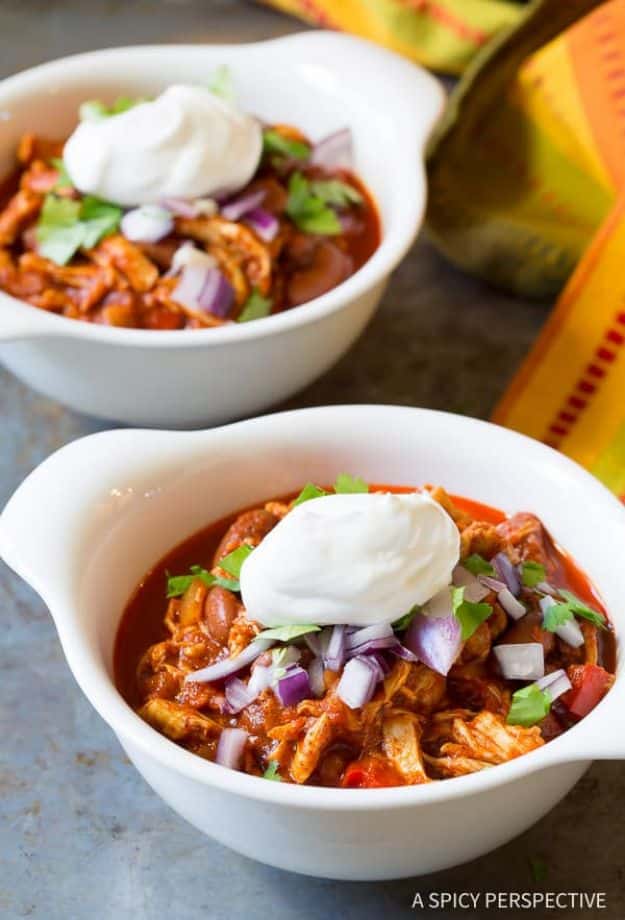 Chili Recipes - Roasted Red Pepper Chicken Chili - Easy Crockpot, Instant Pot and Stovetop Chili Ideas - Healthy Weight Watchers, Pioneer Woman - No Beans, Beef, Turkey, Chicken  #chili #recipes 