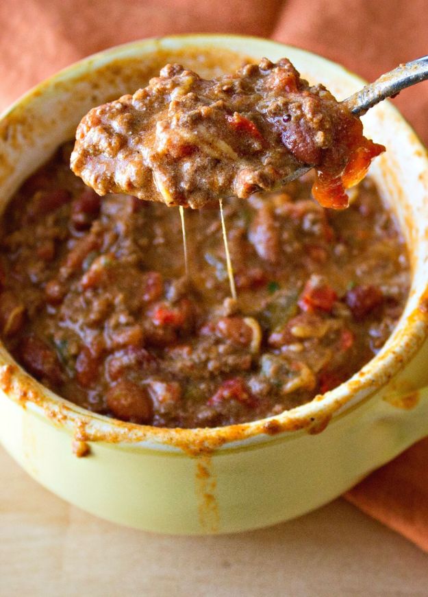 Chili Recipes - Simple Classic Chili - Easy Crockpot, Instant Pot and Stovetop Chili Ideas - Healthy Weight Watchers, Pioneer Woman - No Beans, Beef, Turkey, Chicken  #chili #recipes 