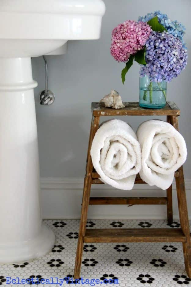 Cheap Bathroom Decor Ideas - Vintage Step Ladder - DIY Decor and Home Decorating Ideas for Bathrooms - Easy Wall Art, Rugs and Bath Mats, Shower Curtains, Tissue and Toilet Paper Holders #diy #bathroom #homedecor