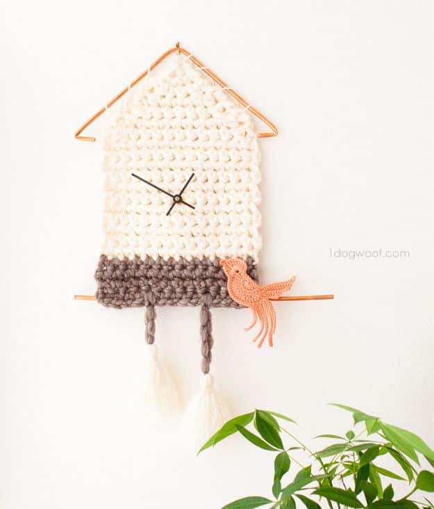 DIY Christmas Gifts - Yarn Cuckoo Clock Wall Hanging - Easy Handmade Gift Ideas for Xmas Presents - Cheap Projects to Make for Holiday Gift Giving - Mom, Dad, Boyfriend, Girlfriend, Husband, Wife #diygifts #christmasgifts 