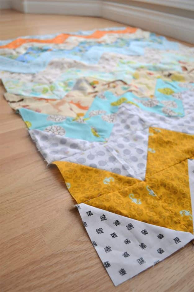 Easy Quilt Ideas for Beginners - Chevron Quilt For Beginners - Free Quilt Patterns and Simple Projects With Fat Quarters - How to Make Baby Blankets, Table Runners, Jelly Rolls