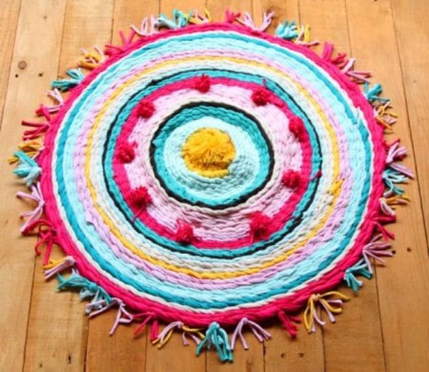 DIY Bedroom Decor Ideas - Hula Hoop Woven Rug - Easy Room Decor Projects for The Home - Cheap Farmhouse Crafts, Wall Art Idea, Bed and Bedding, Furniture