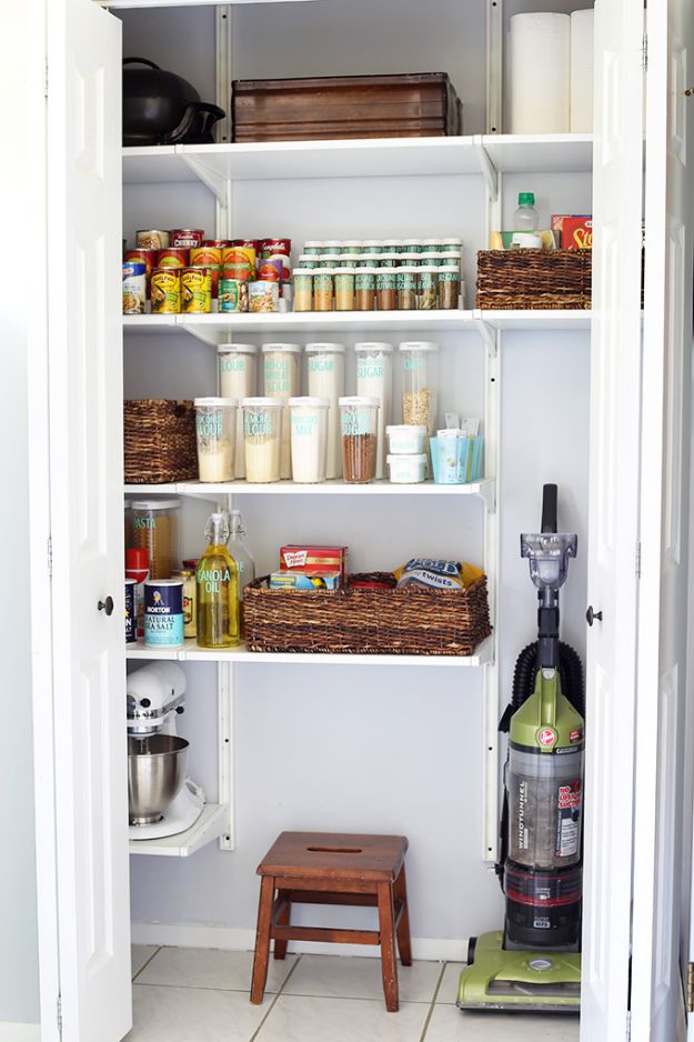 https://diyjoy.com/wp-content/uploads/2018/11/Organize-A-Kitchen-Pantry-With-Free-Printables.jpg