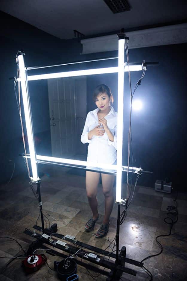 DIY Photography Hacks - Fluorescent Tube Light Beauty Light Thingy - Easy Ways to Make Photo Equipment and Props | Photo and Lighting, Backdrops | Projects for Shooting Best Photos