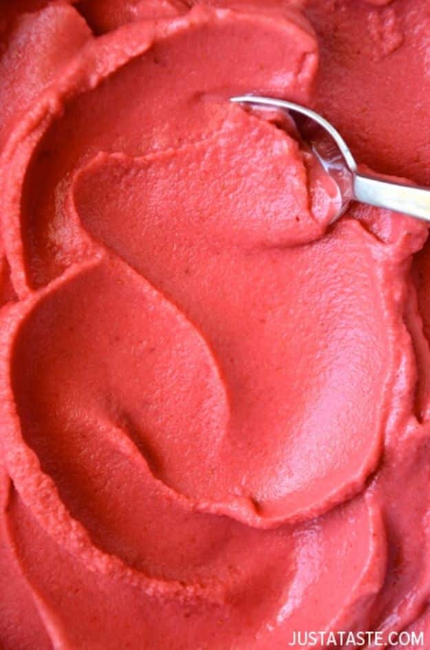 Best Strawberry Recipes - 5-Minute Healthy Strawberry Frozen Yogurt - Easy Recipe Ideas With Fresh Strawberries - Dessert, Cakes, Breakfast, Muffins, Pie, Salad