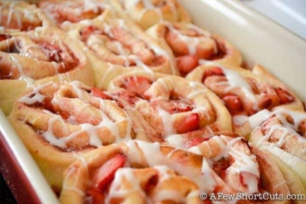 Best Strawberry Recipes - Strawberry Cinnamon Rolls - Easy Recipe Ideas With Fresh Strawberries - Dessert, Cakes, Breakfast, Muffins, Pie, Salad