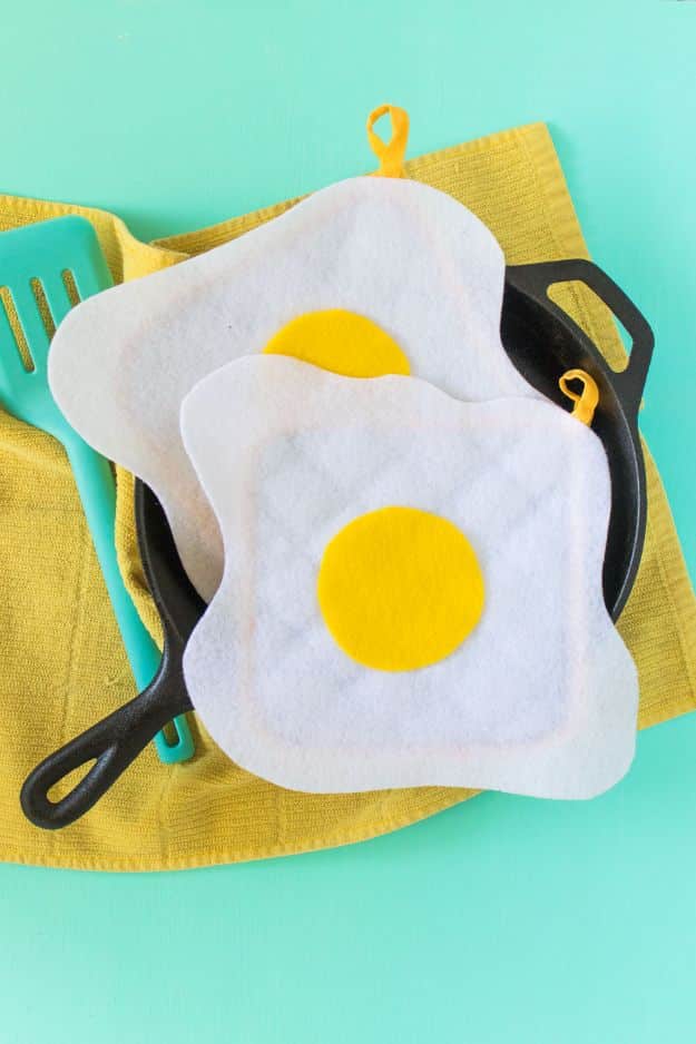 Quick No Sew Projects -No Sew Gifts to Make - Easy DIY Christmas Presents -DIY No Sew Fried Egg Oven Mitts