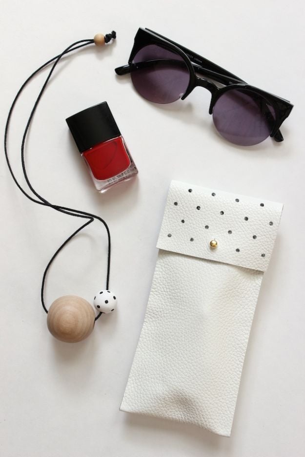 No Sew Gift Ideas - Quick Last Minute Holiday Gifts for Her - DIY No-Sew Leather Glasses Pouch