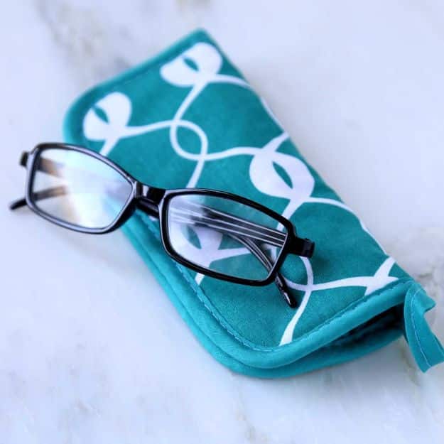 No Sew Gift Ideas - Quick Last Minute Holiday Gifts for Her - No Sew Eyeglass Case