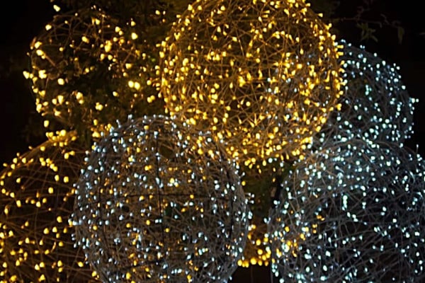 Learn to make these oversized giant Christmas Ball Luminaries for your Winter Lawn Decor
