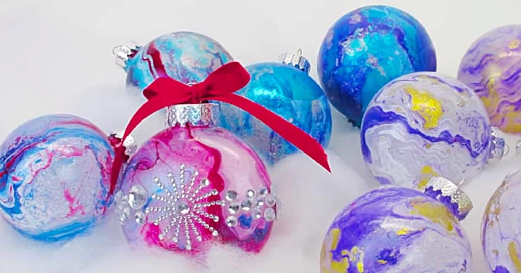 Learn this DIY Spray paint On Water Transfer Ball Ornament Christmas Decor Idea