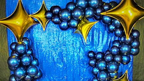 DIY New Year’s Balloon Garland Photo Backdrop | DIY Joy Projects and Crafts Ideas