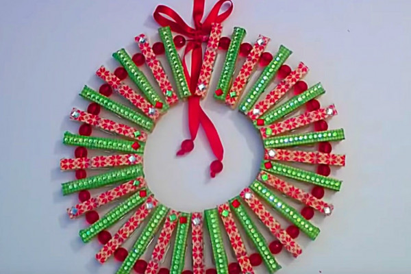 Learn to make this cheap quick easy DIY clothespin wreath from Dollar Tree