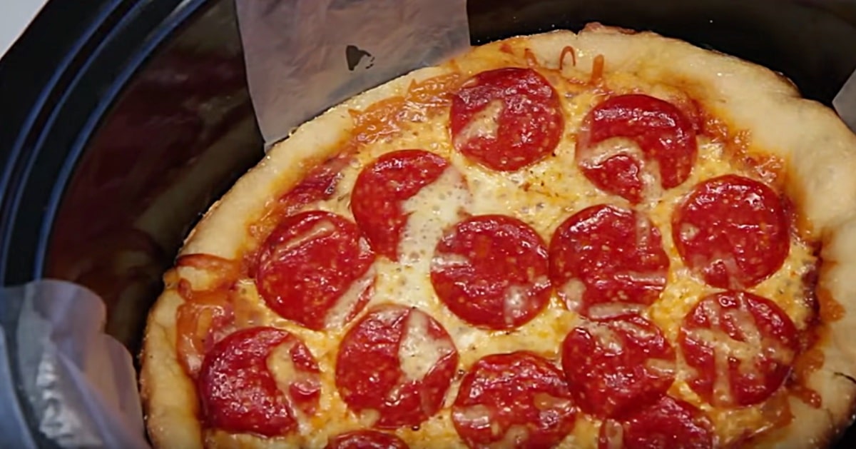 Crockpot Deep Dish Pizza With Pop Tube Dough | DIY Joy Projects and Crafts Ideas