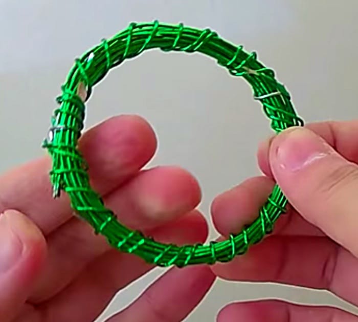 How to Make A Christmas Wreath From Pipe Cleaners
