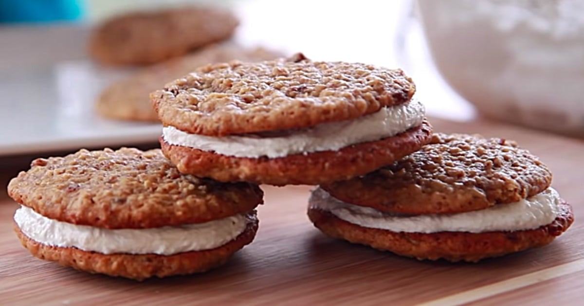 Copycat Little Debbie Oatmeal Cream Pies Recipe | DIY Joy Projects and Crafts Ideas