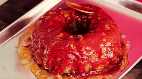 Holiday Meatloaf Wreath In A Bundt Pan | DIY Joy Projects and Crafts Ideas