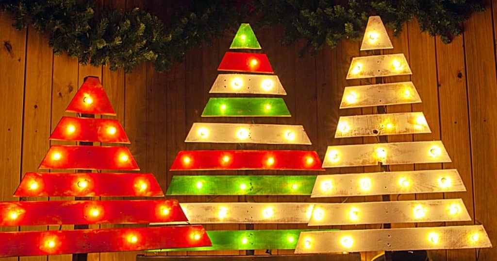 Learn to make a DIY Pallet Tree with marquee lights