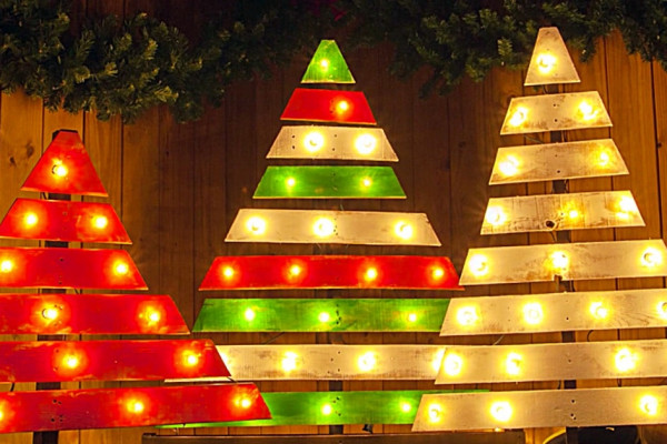 Learn to make a DIY Pallet Tree with marquee lights