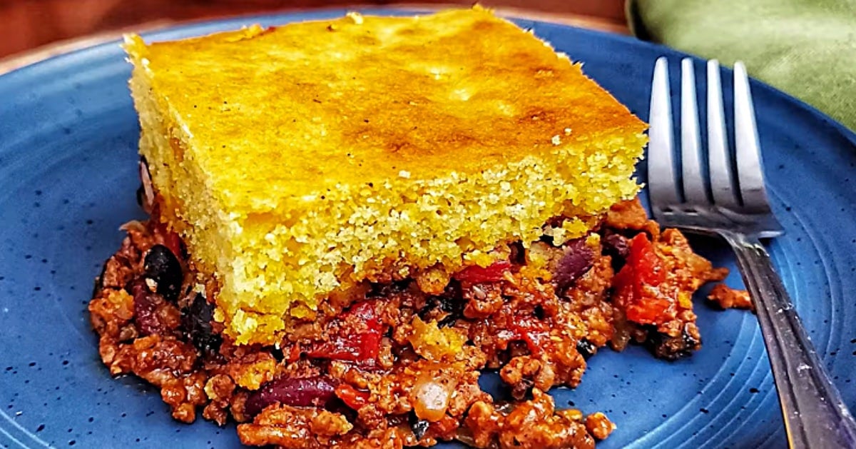 Chili Cornbread Skillet Casserole Recipe | DIY Joy Projects and Crafts Ideas