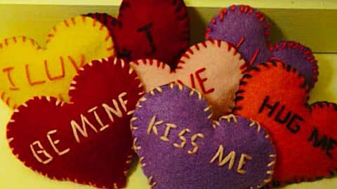 DIY Valentine Message Felt Hearts | DIY Joy Projects and Crafts Ideas
