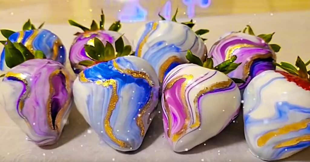 Make marbleized Strawberries this Valentines Day