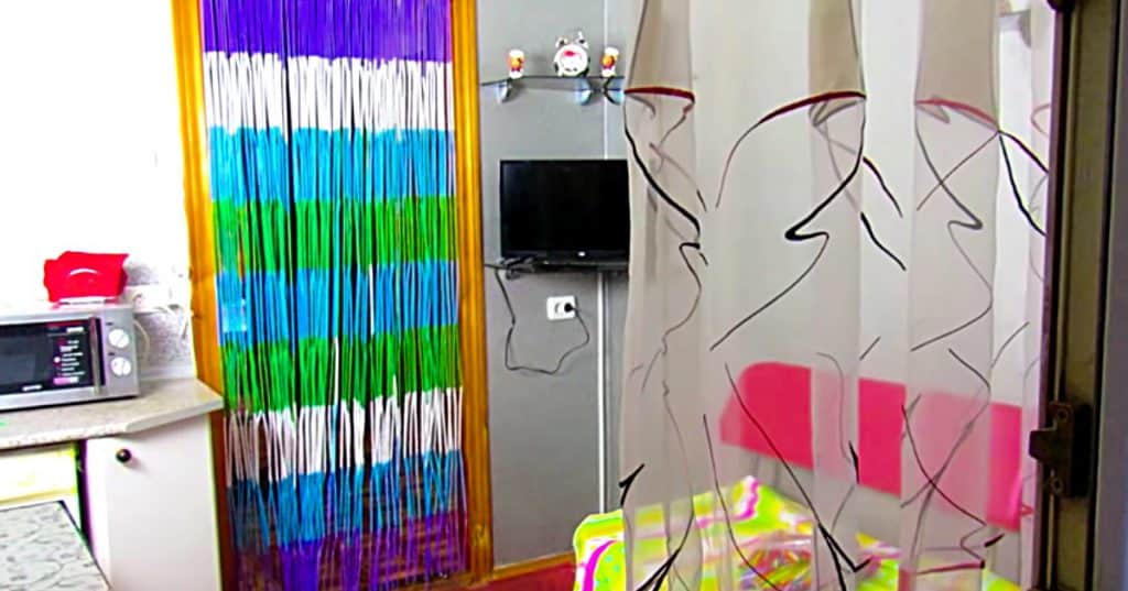 Learn to make a DIY recycled curtain out of plastic straws