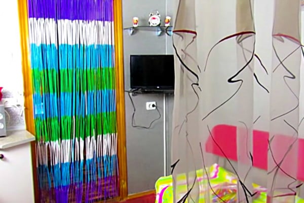Learn to make a DIY recycled curtain out of plastic straws