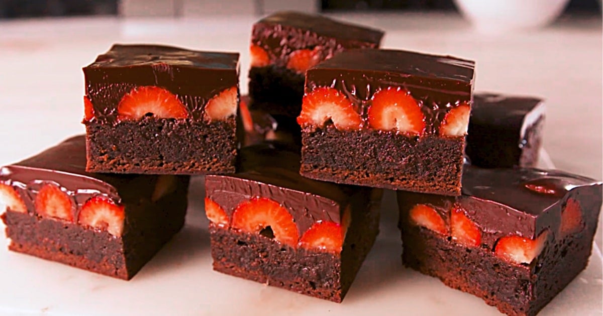 Chocolate Covered Strawberry Brownies | DIY Joy Projects and Crafts Ideas