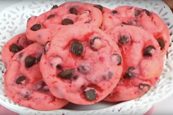 How to Make Strawberry Chocolate Chip Cookies