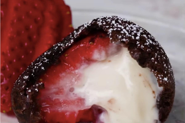 Recipe for Deep Fried Cheesecake-Stuffed Strawberries