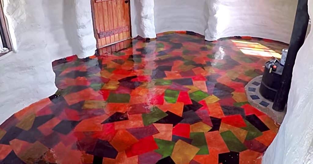 Learn to make a colored paper floor with epoxy and construction paper