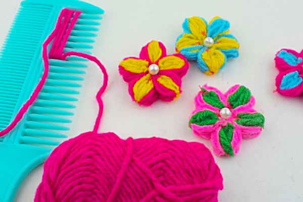 Make a yarn flower using a comb