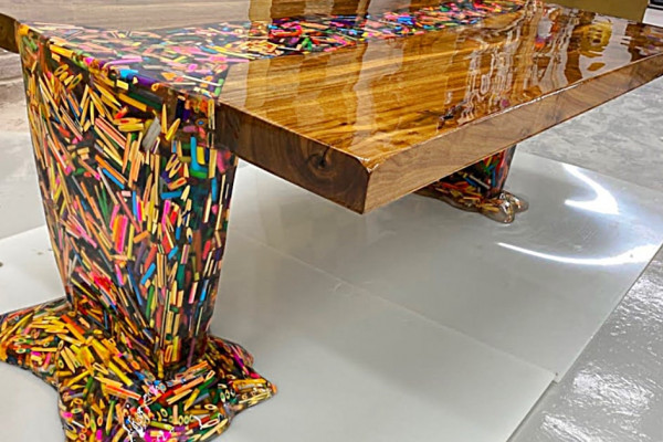 Make a crayon table with epoxy