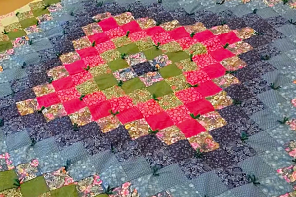 Hand tie a quilt in a an easy quick tutorial