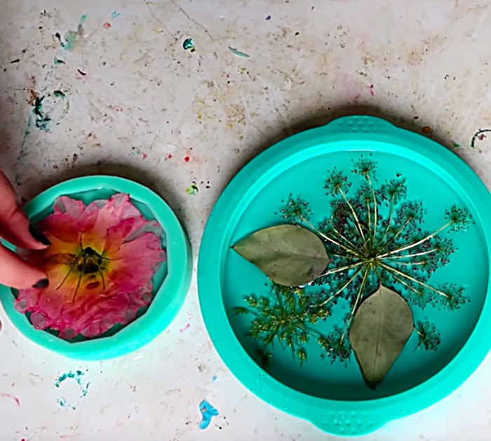 make a DIY Resin flower with a microwave flower press