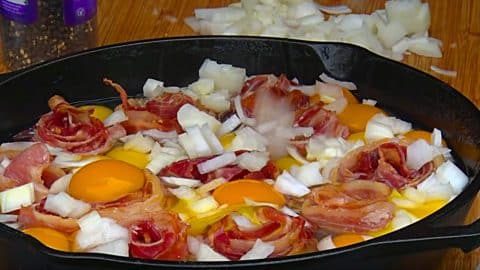 Bacon And Eggs Skillet Casserole Recipe | DIY Joy Projects and Crafts Ideas