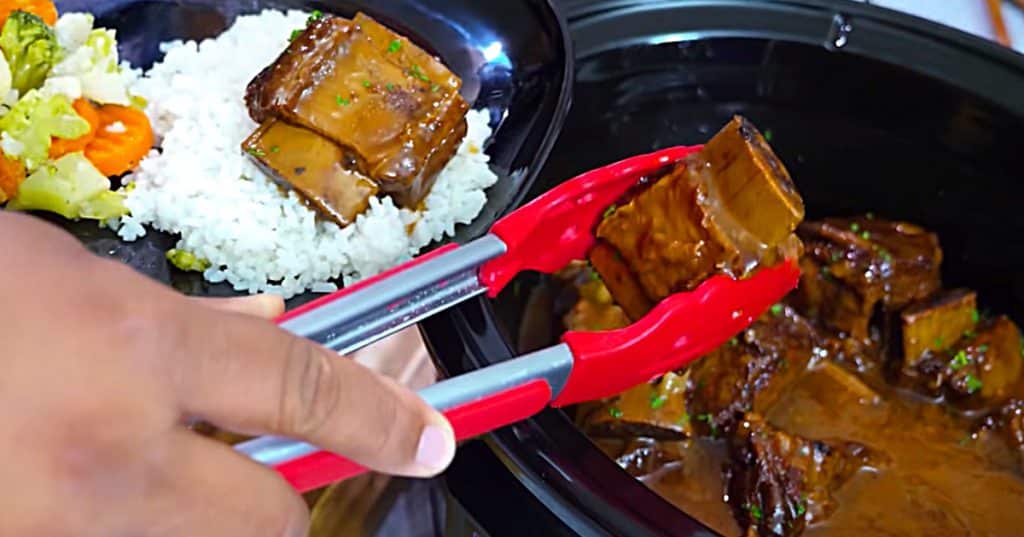 Make beef short ribs in the crockpot slow cooker