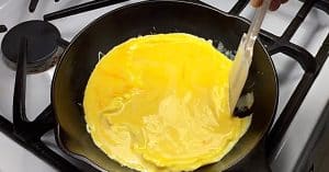 No Stick Scrambled Eggs In A Cast Iron Skillet