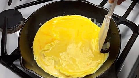 No Stick Scrambled Eggs In A Cast Iron Skillet | DIY Joy Projects and Crafts Ideas