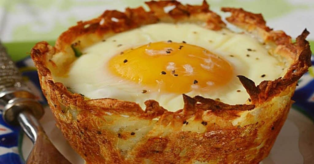 Make hash brown breakfast cups with eggs