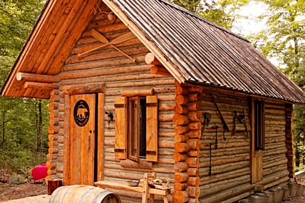 The building of an authentic log cabin using time lapse photography.